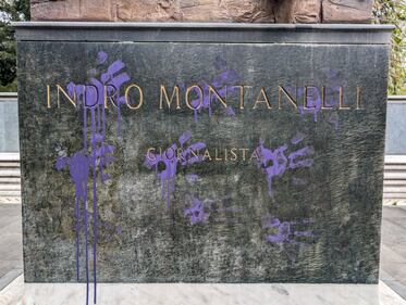 Vandalizzata la statua di Indro Montanelli a Milano  5