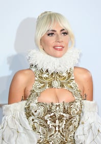 Lady Gaga, scollatura hot alla première 8