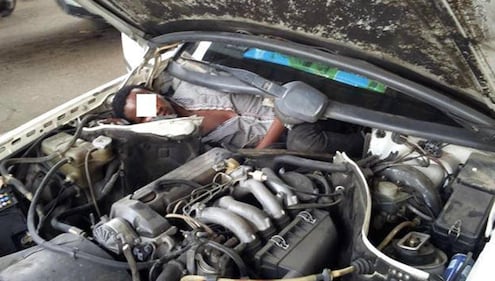 Ceuta, immigrato nascosto nel motore dell'auto 1