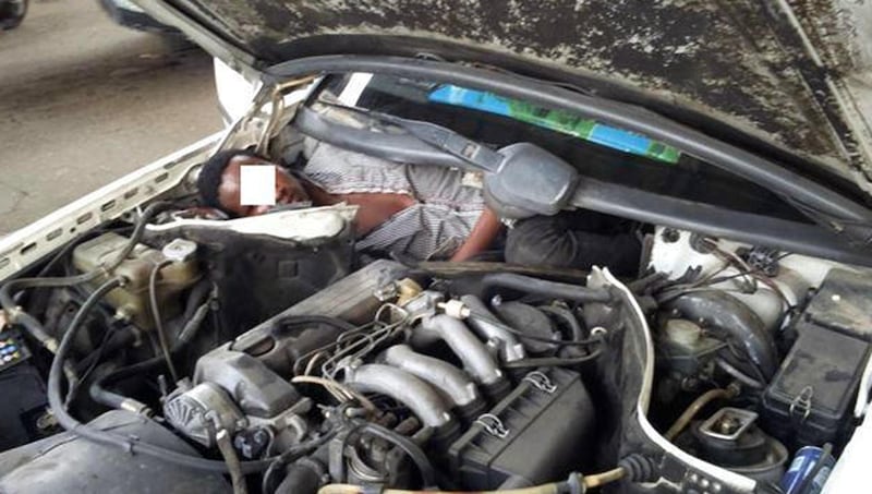 Ceuta, immigrato nascosto nel motore dell'auto 1
