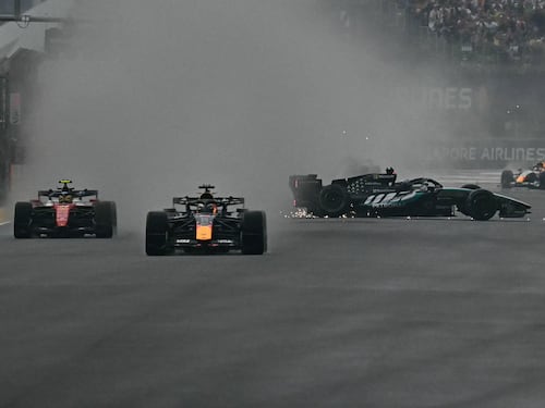 F1, Russell a muro a Singapore. Sprint race a Verstappen davanti alle Ferrari