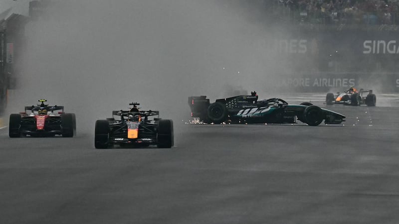 F1, Russell a muro a Singapore. Sprint race a Verstappen davanti alle Ferrari