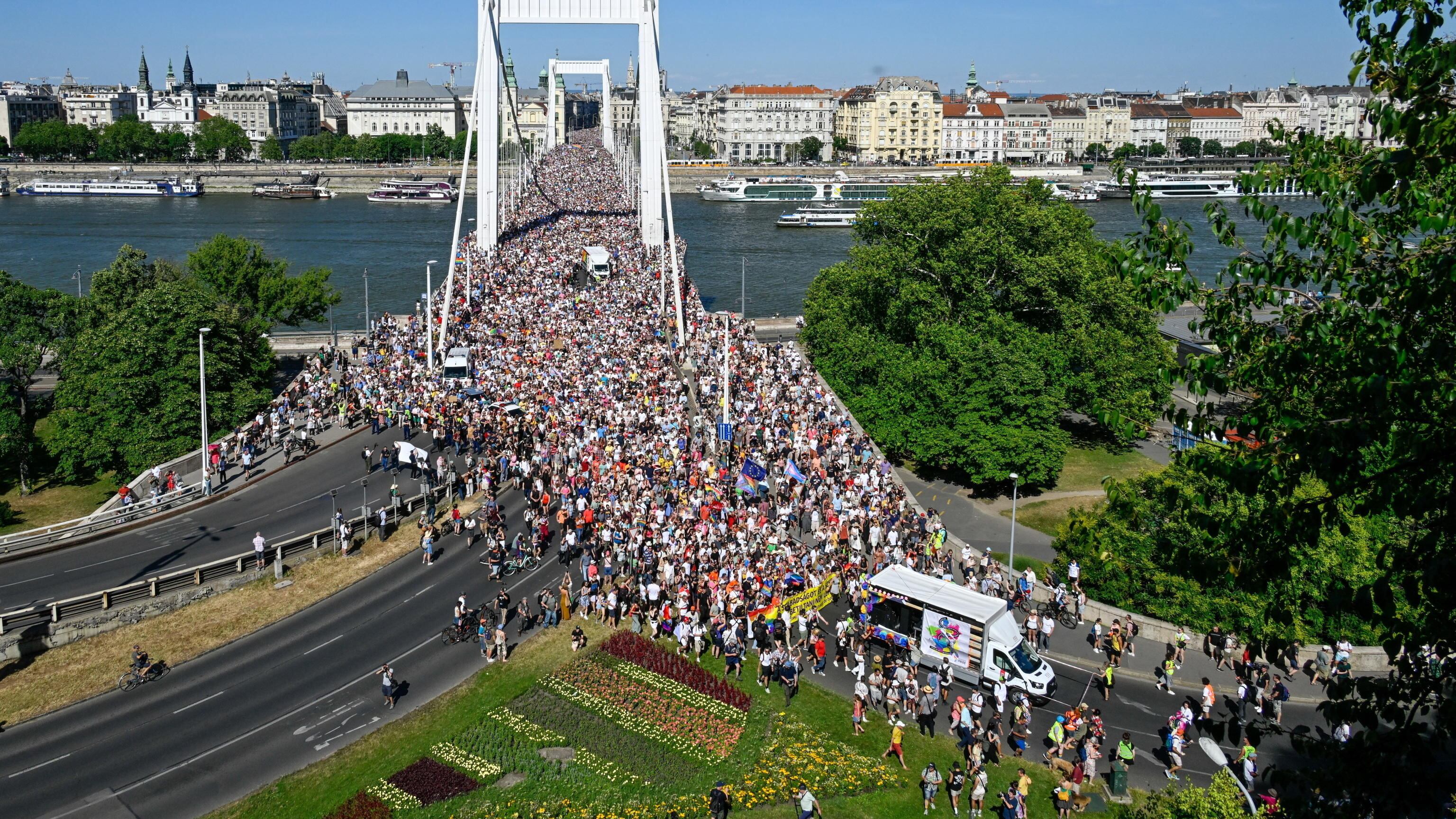 In 200mila sfidano Orbán. Alta tensione, niente scontri