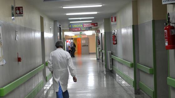 Palermo, neonato abbandonato sul balcone: in condizioni gravi