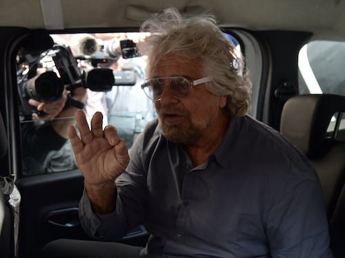 Grillo torna e massacra Conte: “Il M5s è in mano al reverendo Jones. Non hanno un’idea”