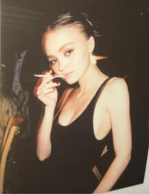 Lily-Rose Depp, topless bollente per la tintarella 3