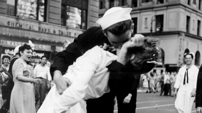 Ogni guancia ha il suo bacio L'emozione sceglie la sinistra