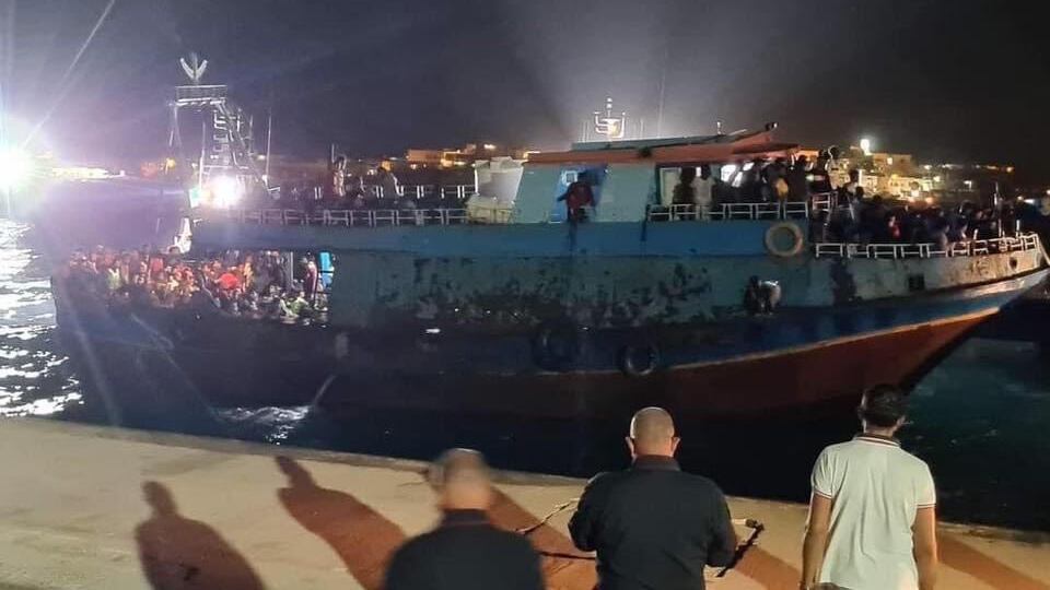 Lo sbarco choc a Lampedusa: arriva un barcone con 450 migranti