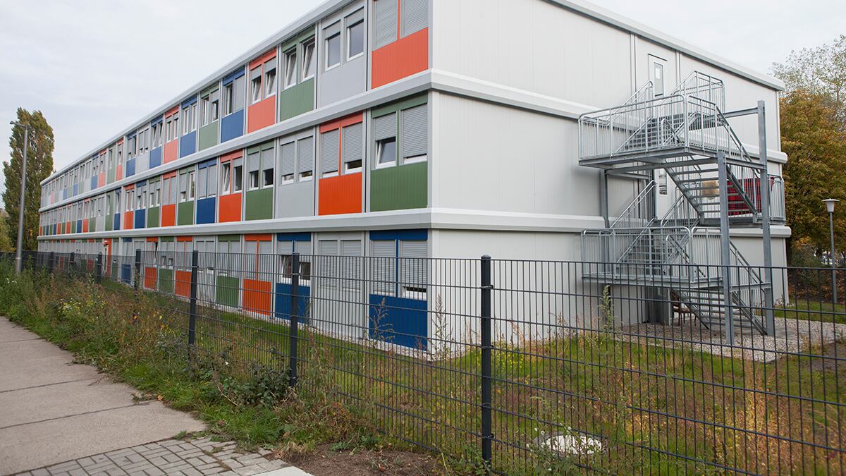 Viaggio a Berlino Est, città container dove si accalcano i migranti