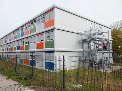 Viaggio a Berlino Est, città container dove si accalcano i migranti