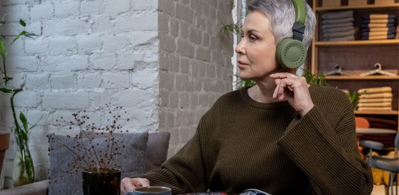 Donna che ascolta musica