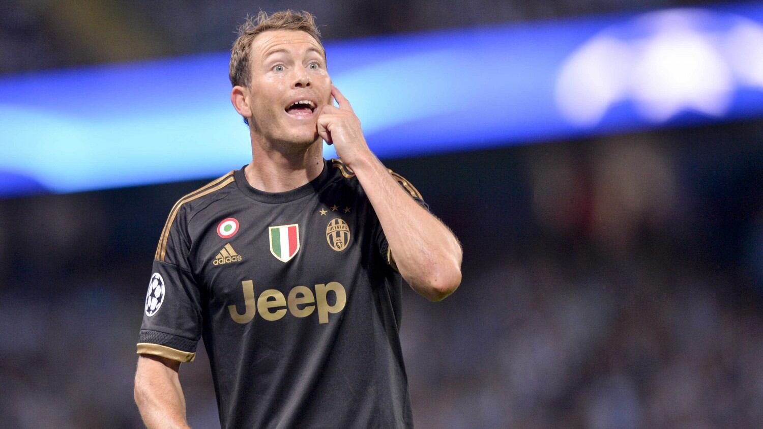 Dani Alves mette alla porta Lichtsteiner: l'Inter ci pensa