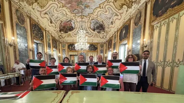 Palermo, bagarre al consiglio comunale su Gaza. L'opposizione protesta con le bandiere della Palestina
