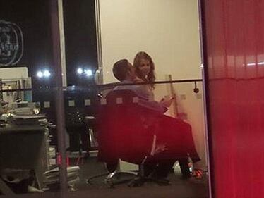 Scandalo a luci rosse: sorpresi a fare sesso in ufficio 6