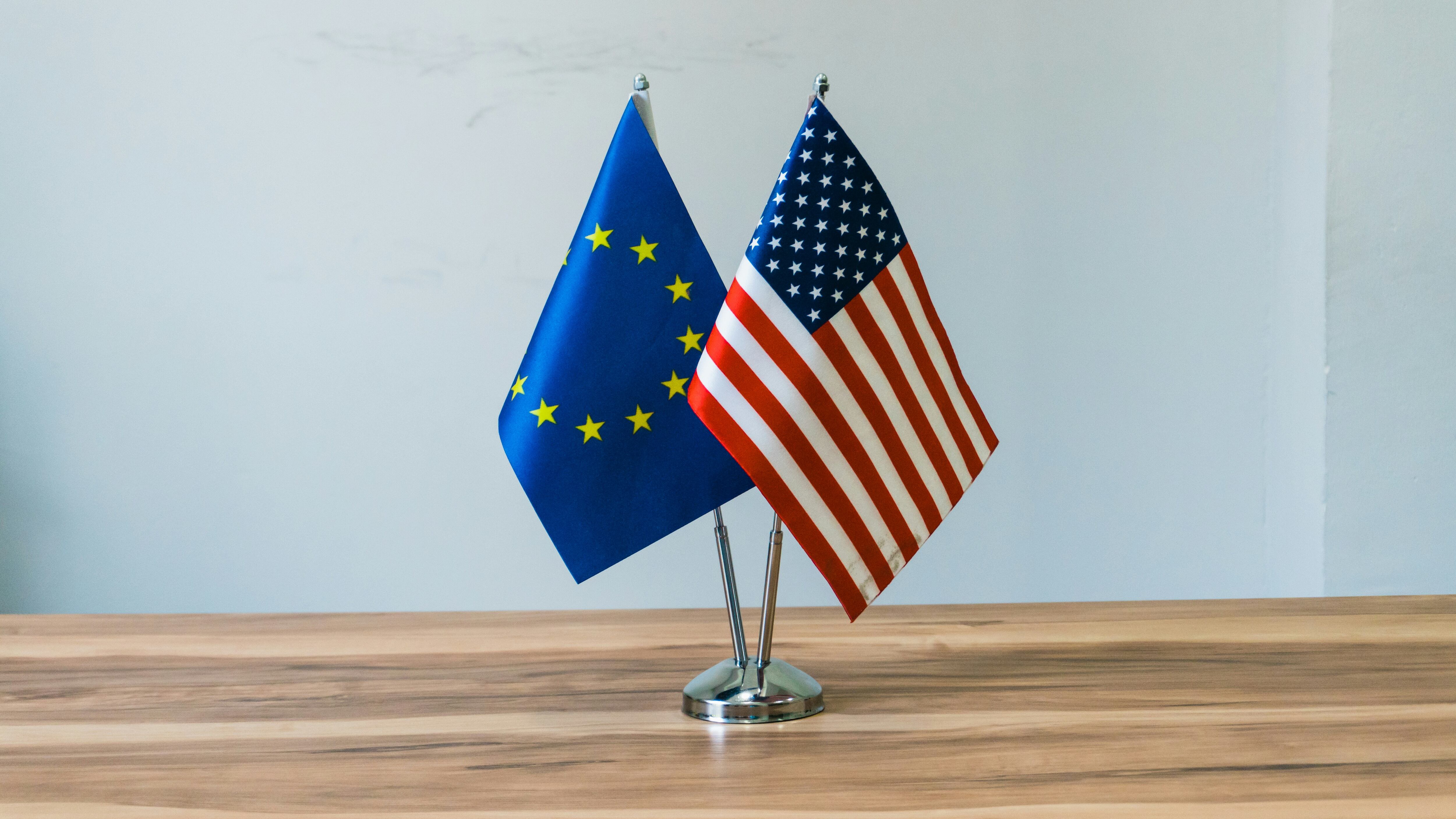 Europa e America, confronto tra i due volti dell'Occidente