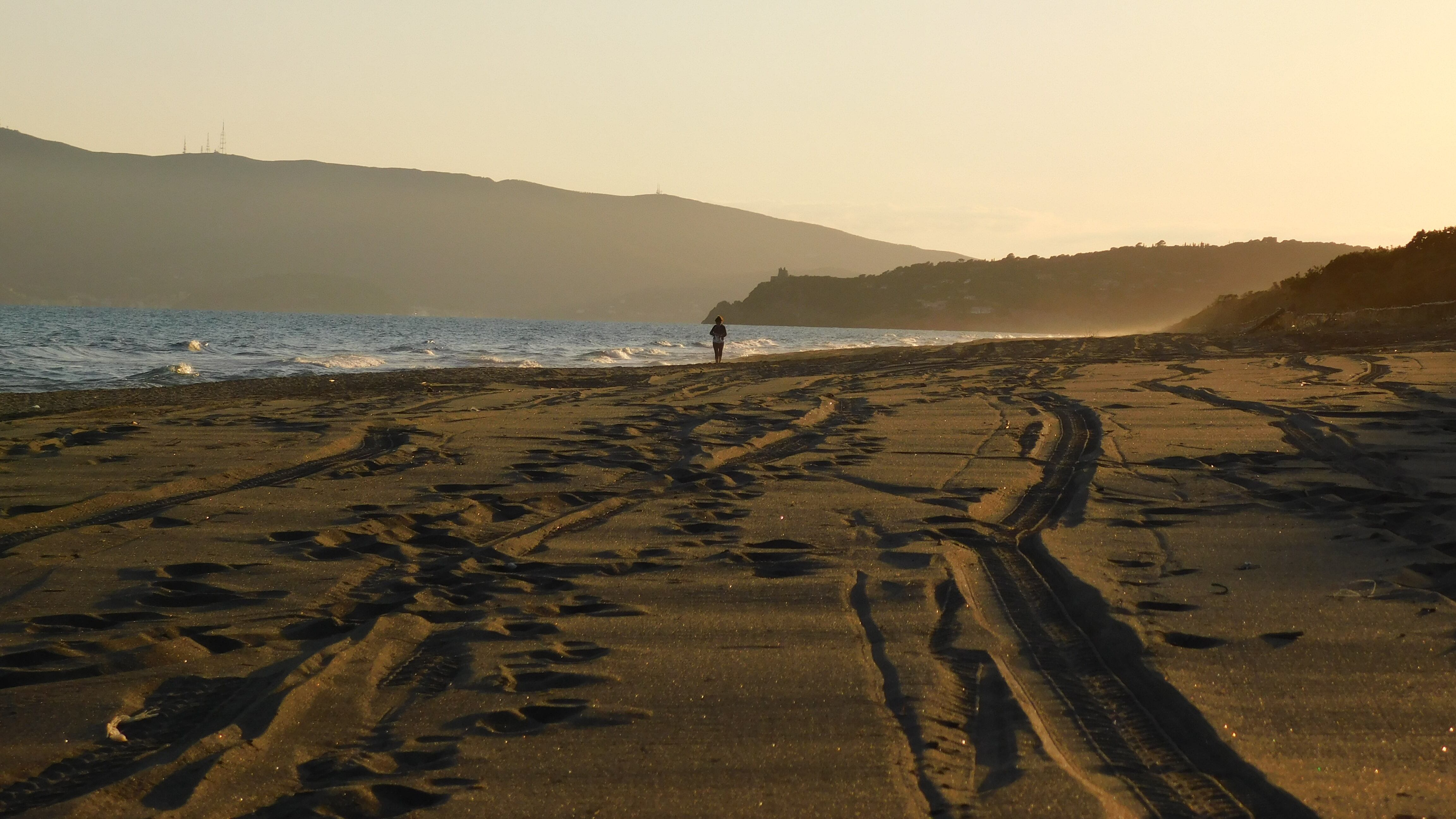 E a Capalbio Fdi espugna la spiaggia dem