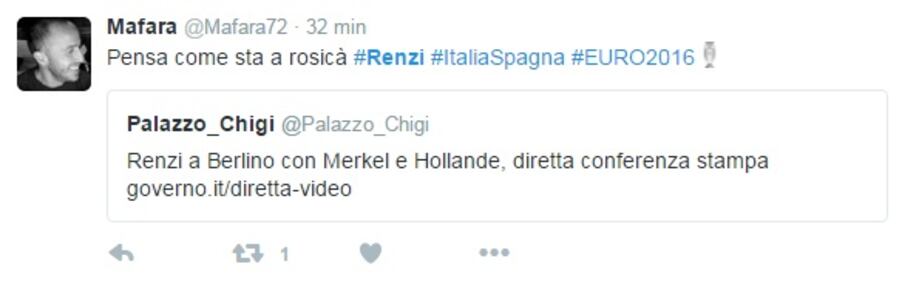 Si gioca Italia-Spagna, Renzi non può vederla: ironia sul web 2