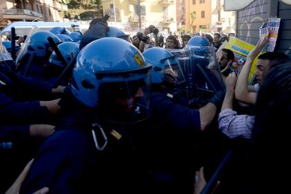 La polizia carica gli antagonisti 11