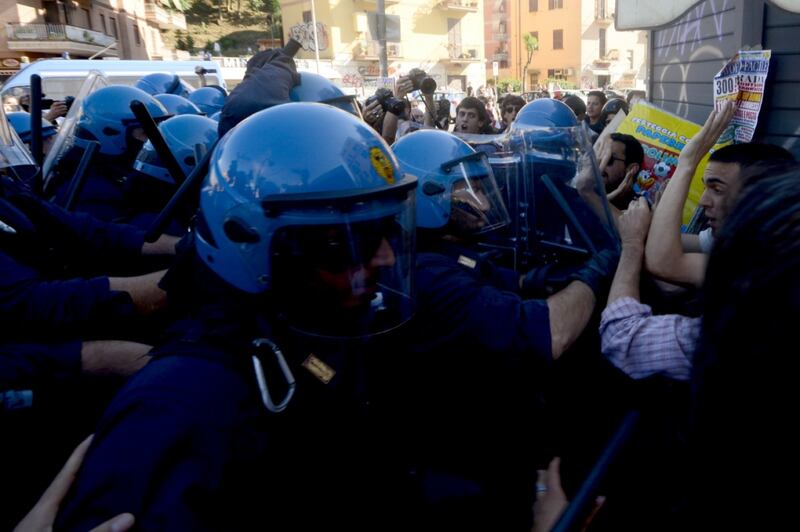 La polizia carica gli antagonisti 11