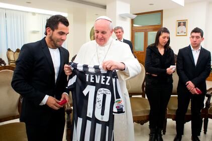 Tevez regala la maglia al Papa 7