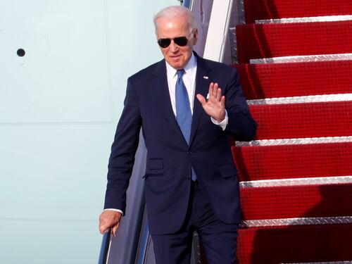 La gaffe di Biden con Carlo III: ecco perché ha infranto il protocollo reale