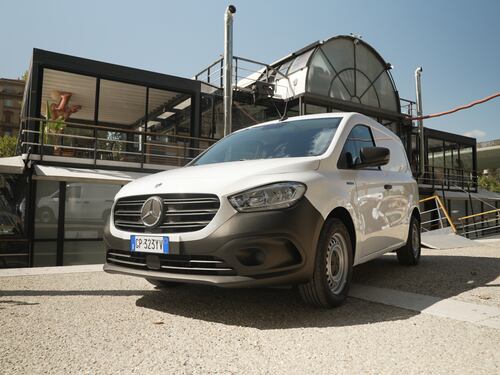 Mercedes-Benz eCitan, corriere per un giorno: primo contatto con il van elettrico