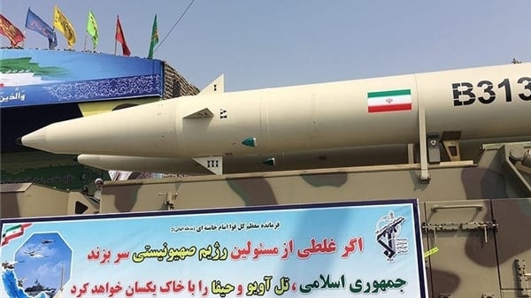 Iran, svelato nuovo missile balistico: "Un solo errore ed Israele brucerà"