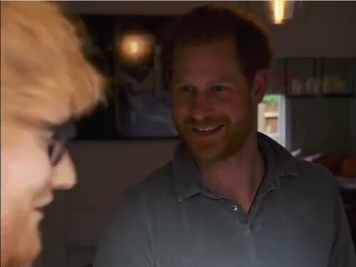 Ed Sheeran suona alla porta del principe Harry: i fan impazziscono