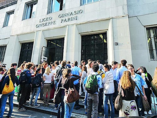 Liceali del "Parini" con la marijuana in gita: i professori li denunciano