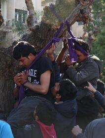 Atene, migranti provano a impiccarsi in centro 8
