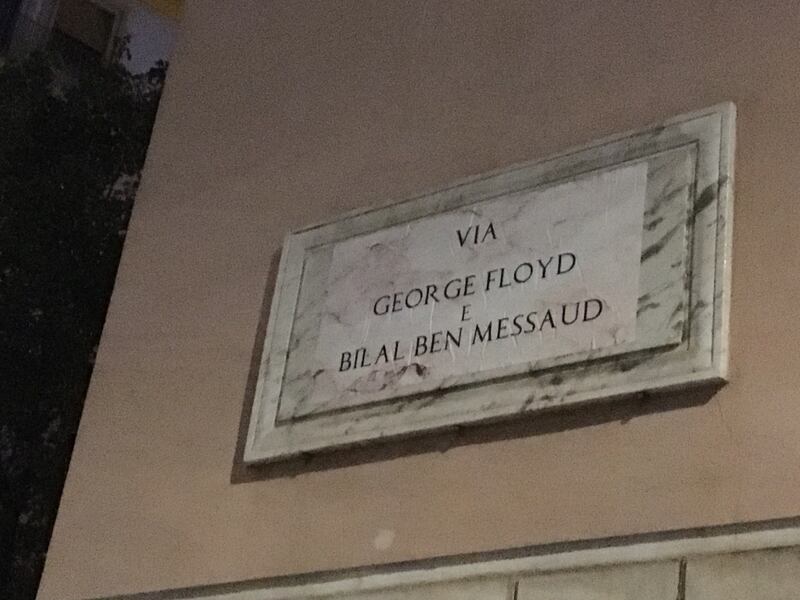 Il blitz anti razzista a Roma, vernice sulla statua del generale "colonialista" 1