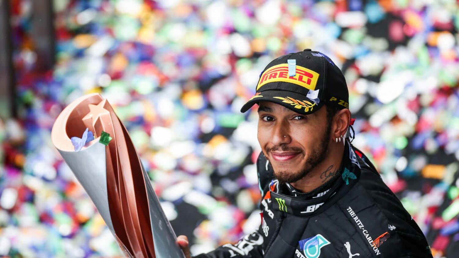 La F1 incorona Lewis VII. Ma ora ad Hamilton interessa il mondo vero
