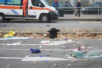 Violento scontro a Milano tra un camion dell'Amsa e un filobus Atm. Un uomo è in gravi condizioni 7