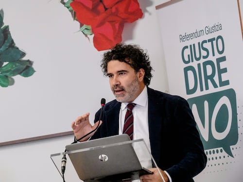 Il segretario Anm delira: giusto opporsi per evitare altri casi Minneapolis. Poi arrivano le scuse ma il Csm apre la pratica
