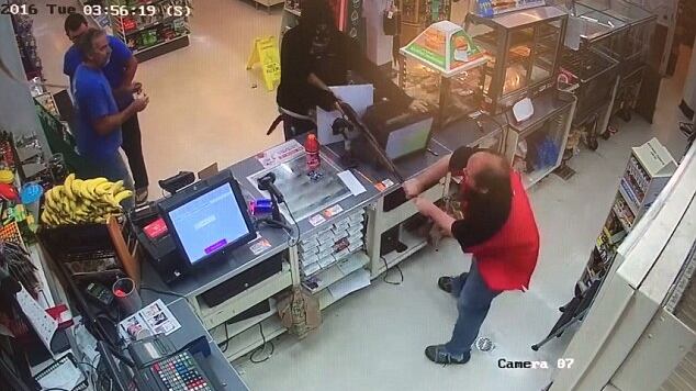 Usa, commesso-eroe disarma il rapinatore afferrando l'arma a mani nude