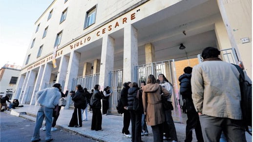 Choc nei bagni del liceo: spunta la lista degli stupri