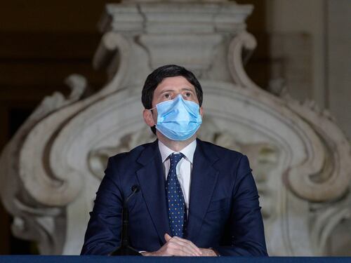 Il ministero valuta il siero Oxford per gli over 65. Oggi il summit con le Regioni: "Regole comuni"