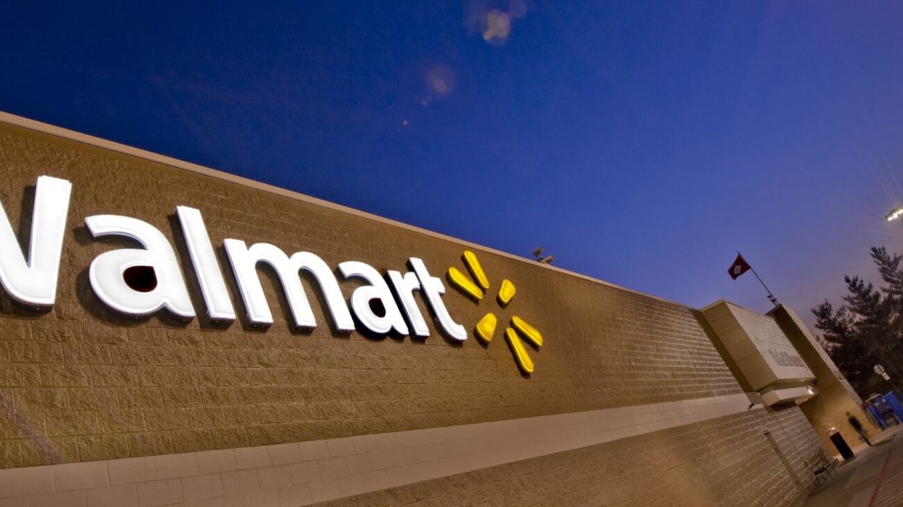 Wal-Mart alza il salario minimo dei dipendenti (grazie a Trump)