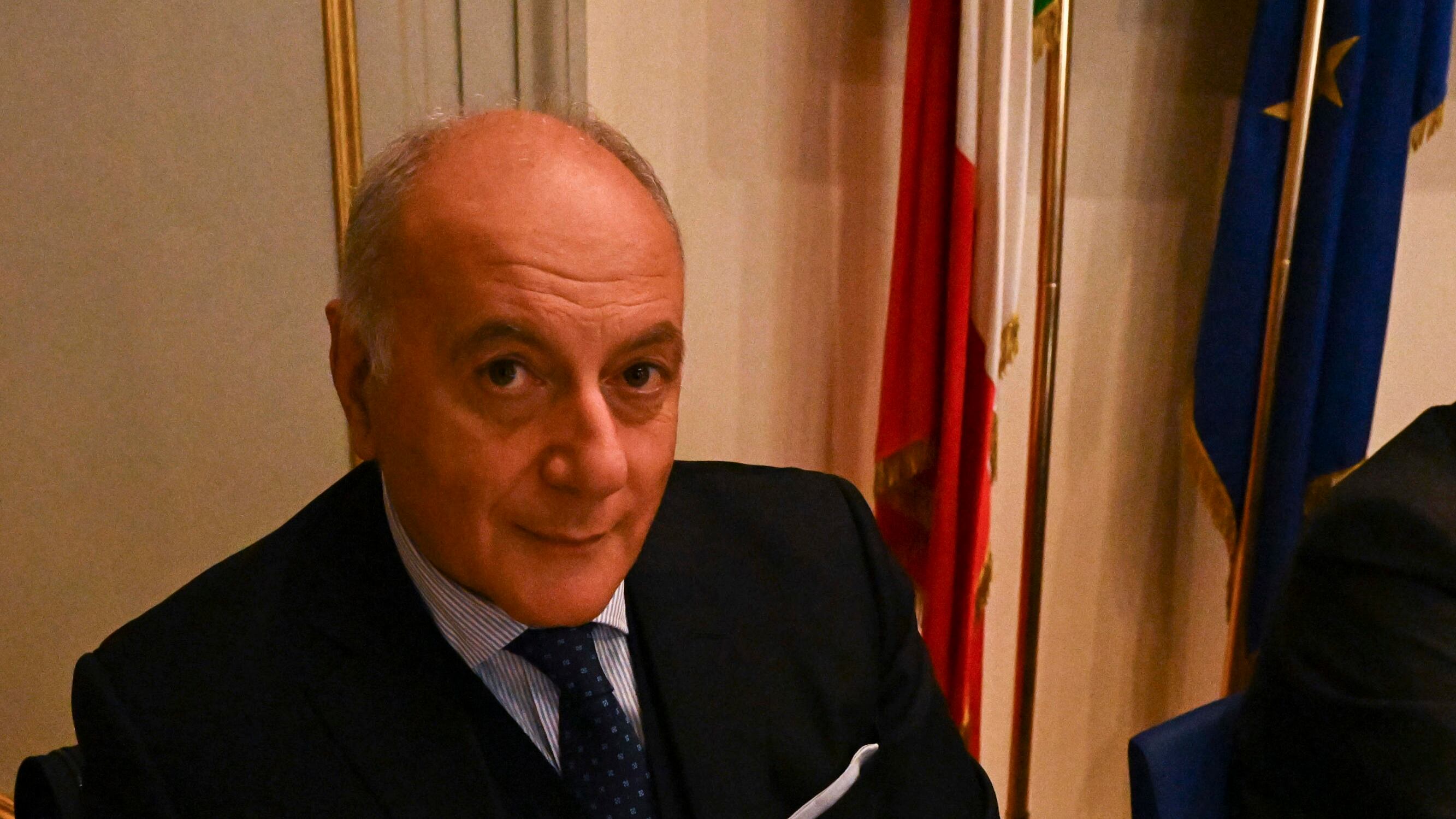 Sfondano la porta, ma si ritrovano in casa del questore di Roma