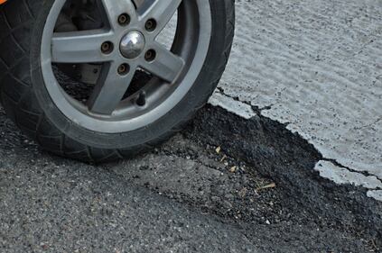 Ancora Barona, in via Adami. La ruota anteriore del motorino rimane incastrata nella profonda falla