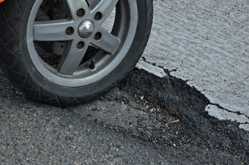 Ancora Barona, in via Adami. La ruota anteriore del motorino rimane incastrata nella profonda falla