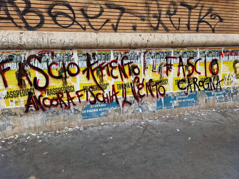 Minacce di morte e slogan cupi: odio "rosso" contro gli studenti di destra 13