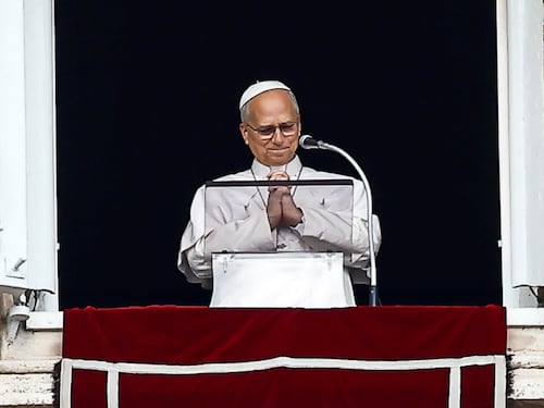 Il Papa si affaccia per l’Angelus dopo l’intervento: “Ho sentito il vostro sostegno, grazie. Superata fase delicata, riprenderò gradualmente le attività”
