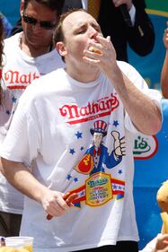 A New York la gara tra mangaitori di hot dog 9