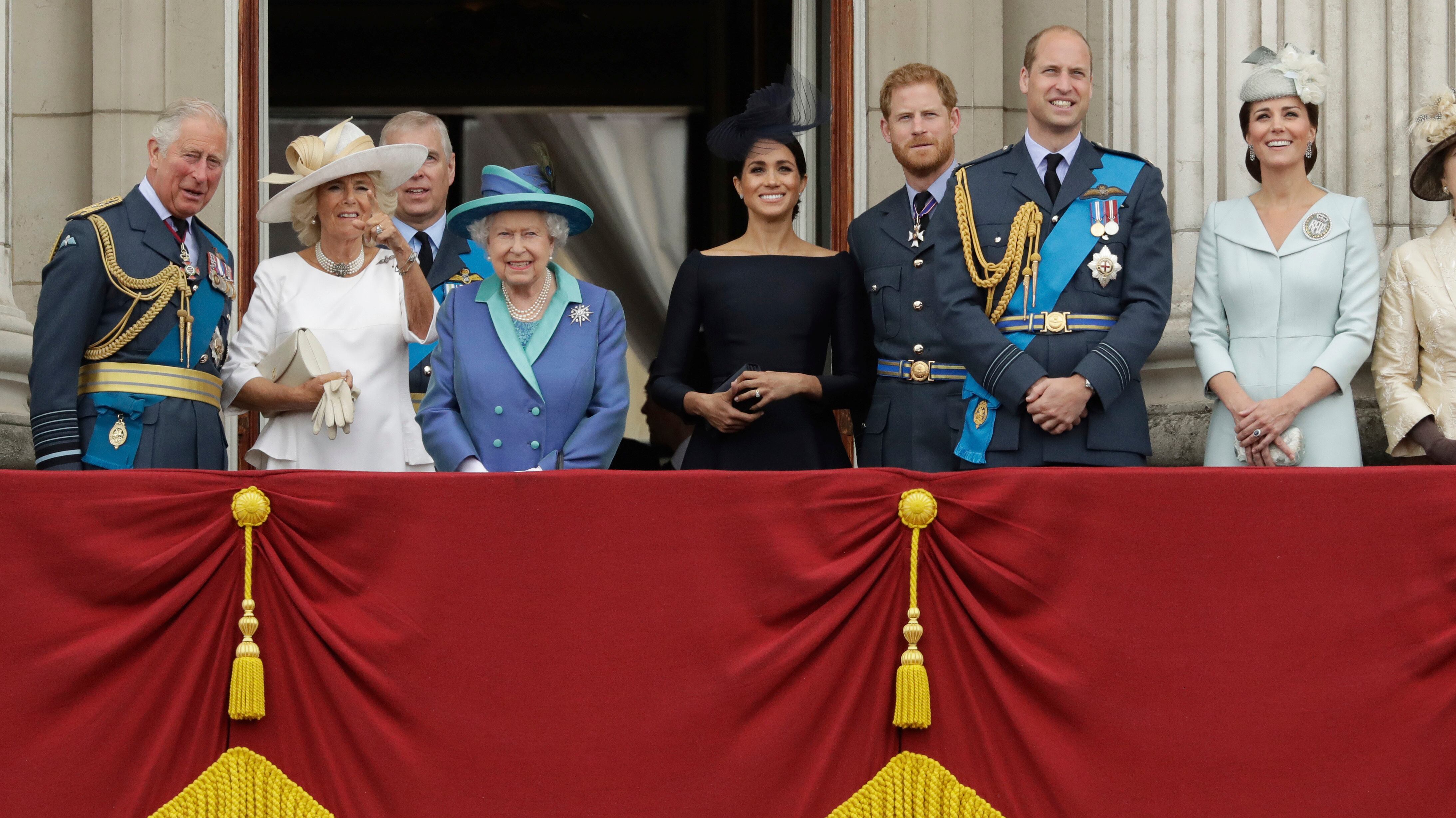 "Meghan, Harry e Andrea fatti fuori": la Regina cambia la monarchia dopo gli scandali
