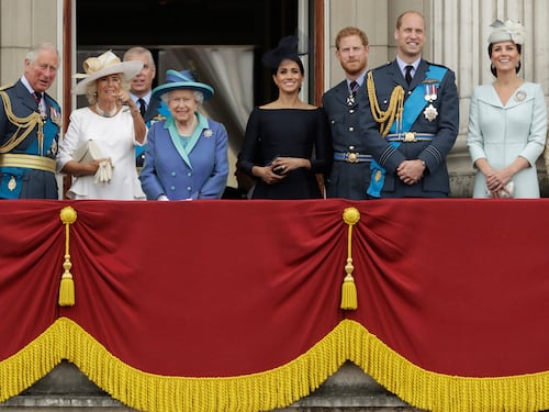 "Meghan, Harry e Andrea fatti fuori": la Regina cambia la monarchia dopo gli scandali
