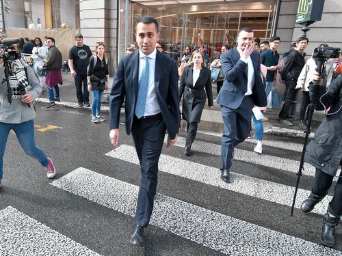 Di Maio resta solo. Raccoglie 2 di picche in Europa e in Italia