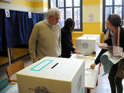 Al voto sotto pioggia e neve: l'affluenza è in forte calo