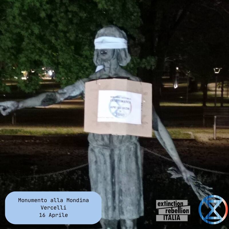 La statua bendata a Vercelli