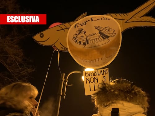 L'odio delle sardine a Bibbiano: "Via da qui i fascisti che usano i bimbi"